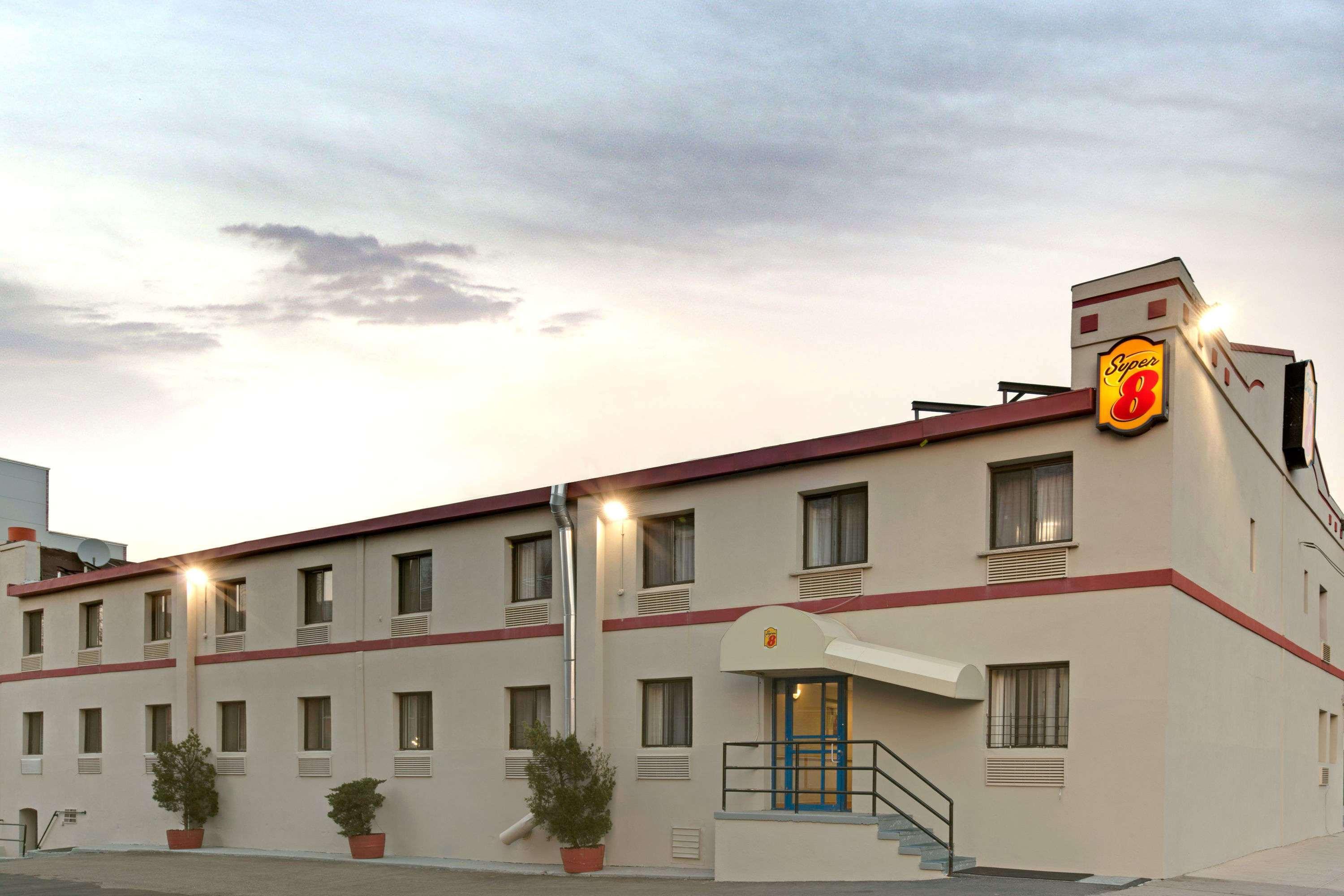 Super 8 By Wyndham Long Island City Lga Hotel Ню Йорк Екстериор снимка